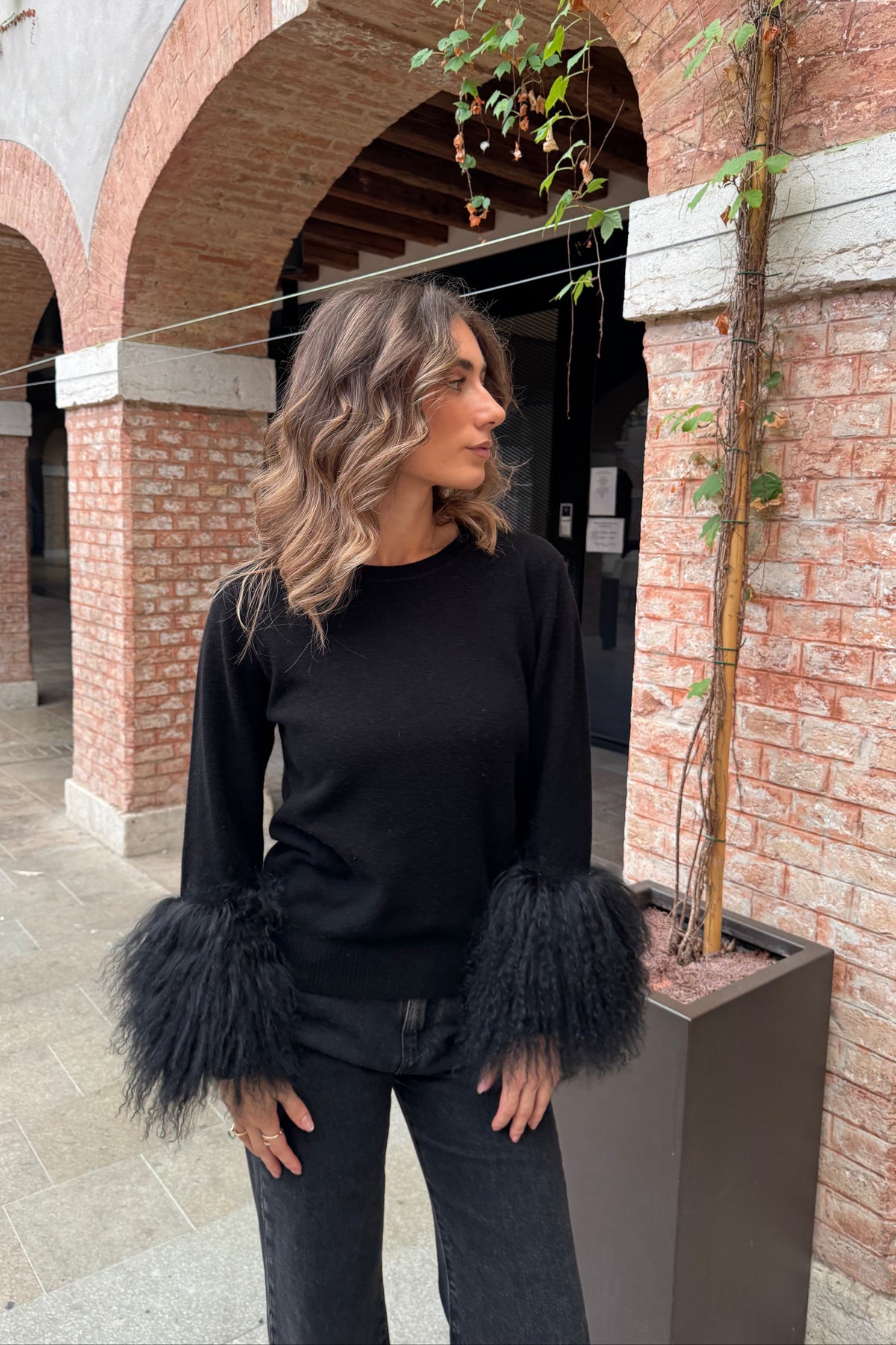 Pullover mit schwarzem Pelzdetail