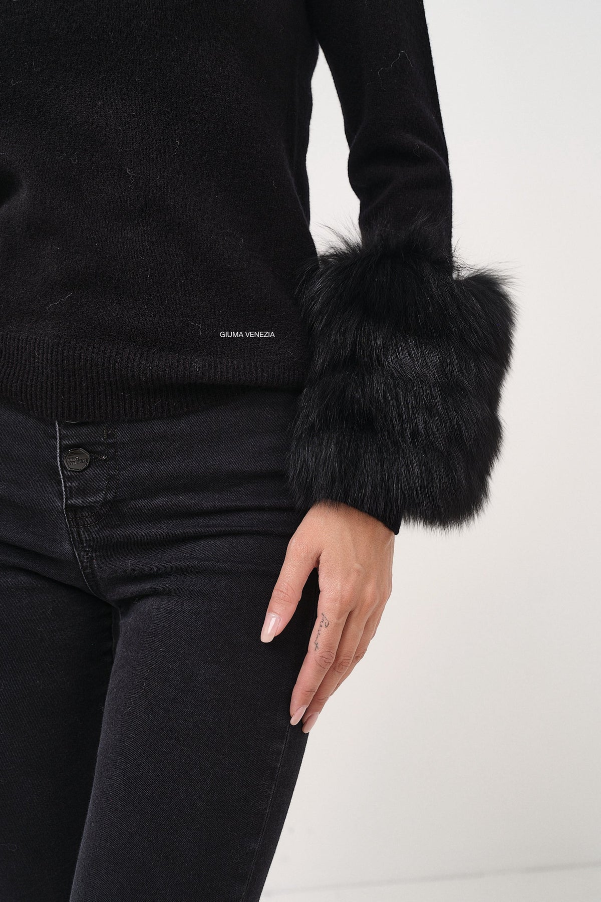 Maglia Dettaglio in Pelliccia Nera - maglia da donna in pura lana nero, dettaglio 6 | GIUMA Venezia