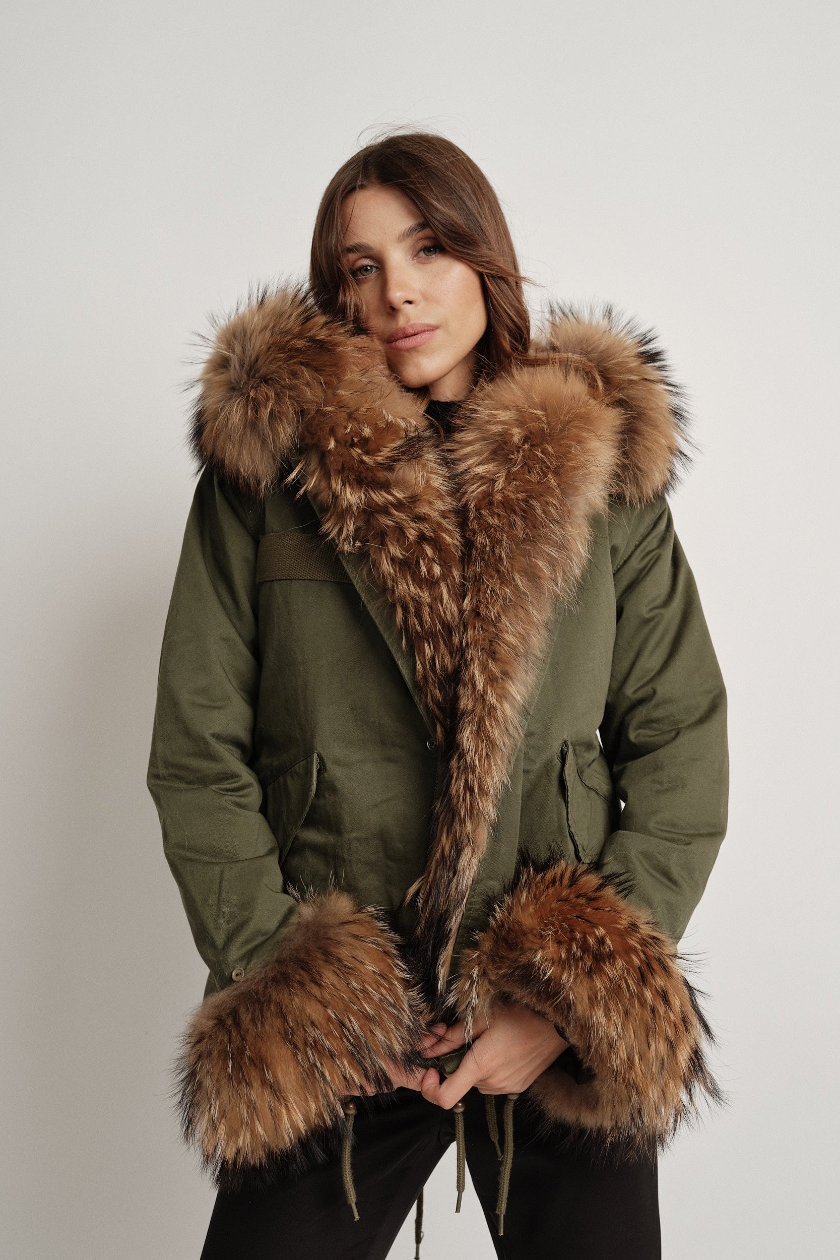 Parka Oslo - parka da donna in cotone con dettaglio in pelliccia verde, vista principale | GIUMA Venezia