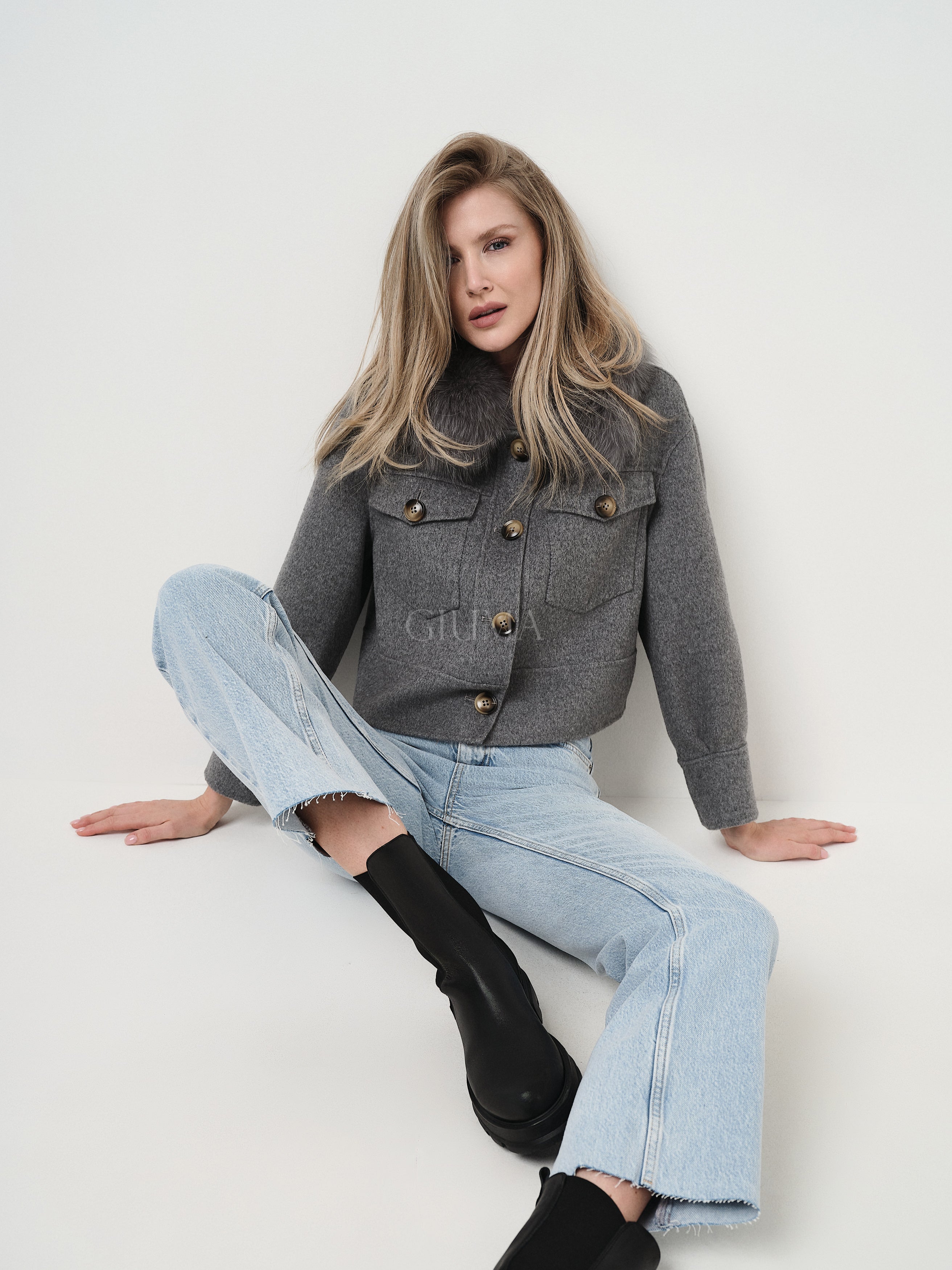LOLA GREY