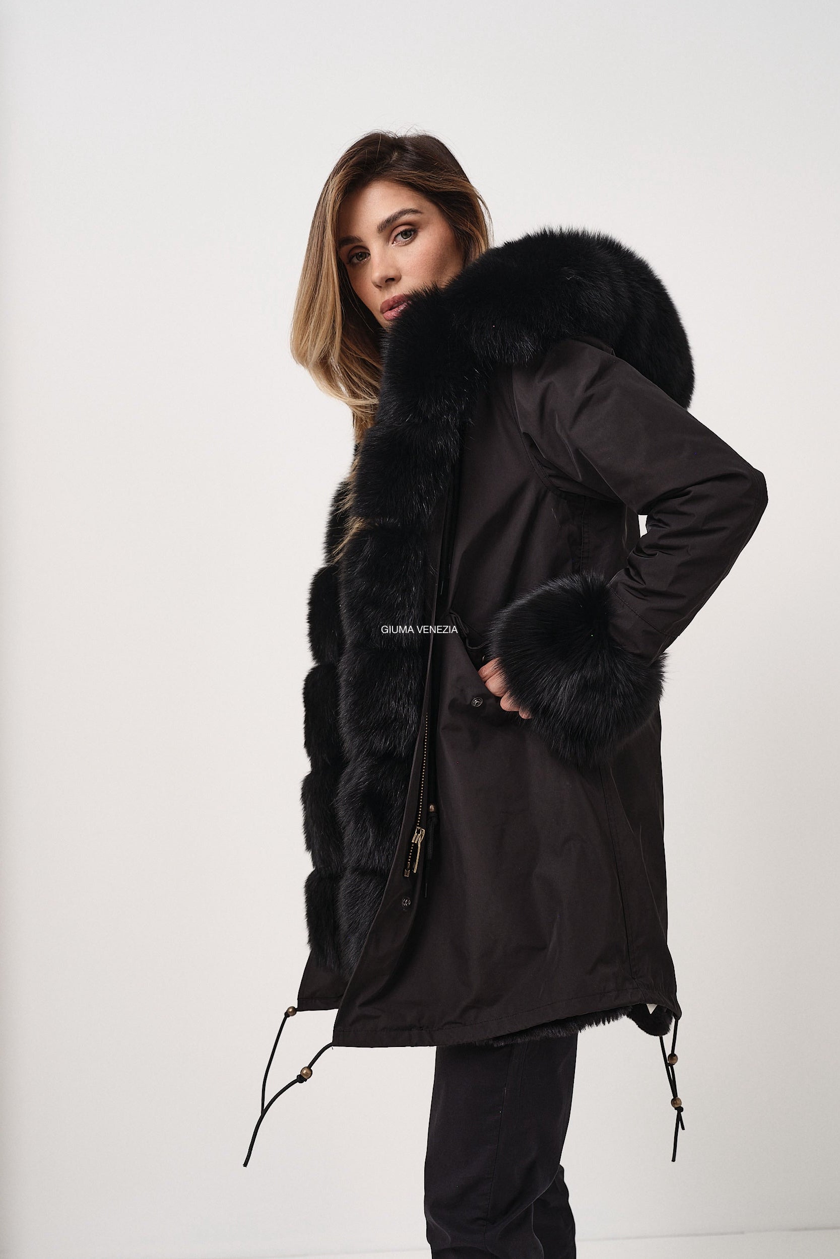 Parka Oslo Lungo Nero Interno Ecopelliccia - parka da donna in cotone con dettaglio in pelliccia nero, vista principale |
